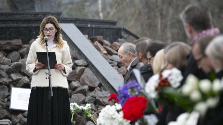 ECOUL HOLOCAUSTULUI. Oficiali şi oameni de rând au depus flori la monumentul "Victimelor Fascismului" din Capitală (FOTOREPORT)