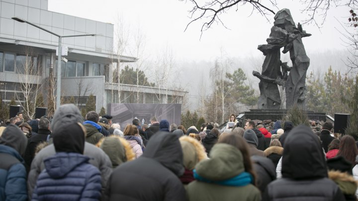 ECOUL HOLOCAUSTULUI. Oficiali şi oameni de rând au depus flori la monumentul "Victimelor Fascismului" din Capitală (FOTOREPORT)