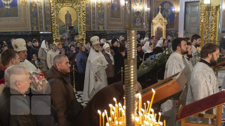 Slujba de Crăciun la Catedrala Naşterea Domnului din Capitală. Zeci de enoriași au mers la biserică să se roage (FOTOREPORT)