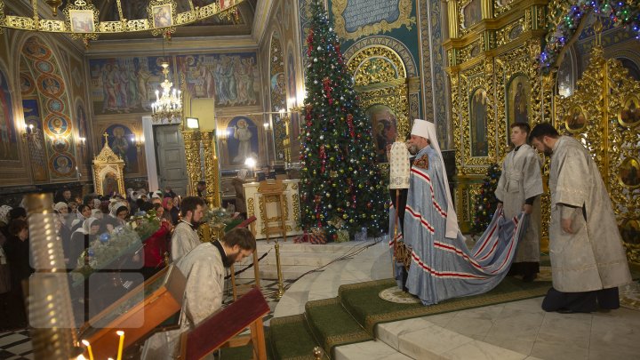 Slujba de Crăciun la Catedrala Naşterea Domnului din Capitală. Zeci de enoriași au mers la biserică să se roage (FOTOREPORT)