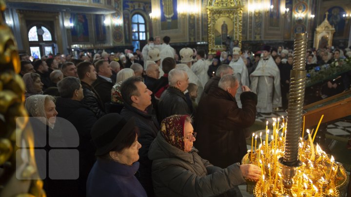 Slujba de Crăciun la Catedrala Naşterea Domnului din Capitală. Zeci de enoriași au mers la biserică să se roage (FOTOREPORT)