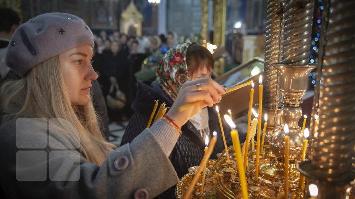 Slujba de Crăciun la Catedrala Naşterea Domnului din Capitală. Zeci de enoriași au mers la biserică să se roage (FOTOREPORT)