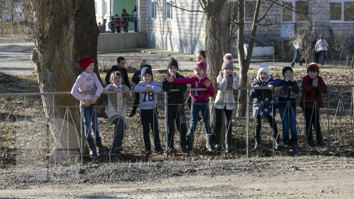 Primiţi urătorii?! În ajunul Sfântului Vasile moldovenii au pornit prin sate cu uratul (FOTO/VIDEO)