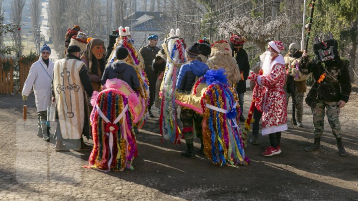 Primiţi urătorii?! În ajunul Sfântului Vasile moldovenii au pornit prin sate cu uratul (FOTO/VIDEO)