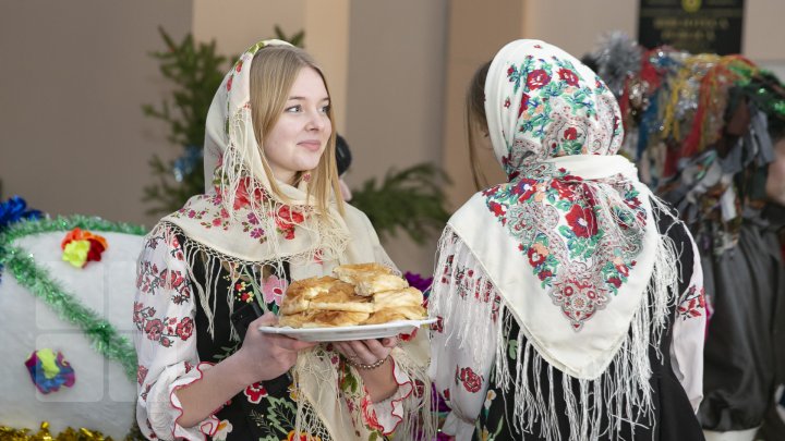 Primiţi urătorii?! În ajunul Sfântului Vasile moldovenii au pornit prin sate cu uratul (FOTO/VIDEO)