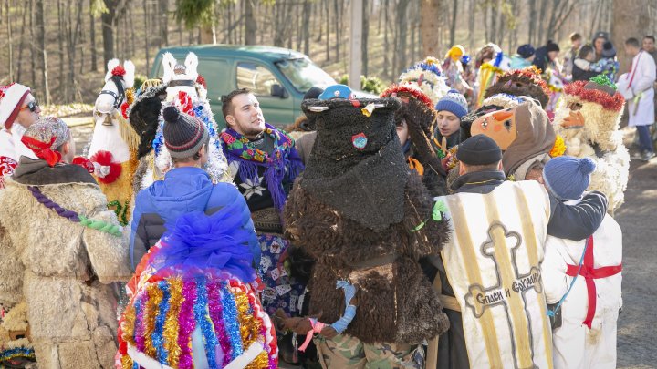 Primiţi urătorii?! În ajunul Sfântului Vasile moldovenii au pornit prin sate cu uratul (FOTO/VIDEO)