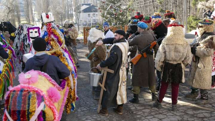 Primiţi urătorii?! În ajunul Sfântului Vasile moldovenii au pornit prin sate cu uratul (FOTO/VIDEO)