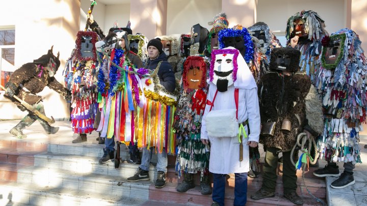 Primiţi urătorii?! În ajunul Sfântului Vasile moldovenii au pornit prin sate cu uratul (FOTO/VIDEO)