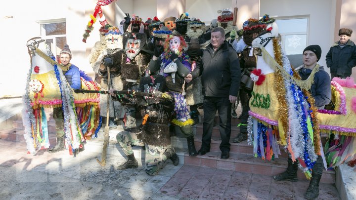 Primiţi urătorii?! În ajunul Sfântului Vasile moldovenii au pornit prin sate cu uratul (FOTO/VIDEO)