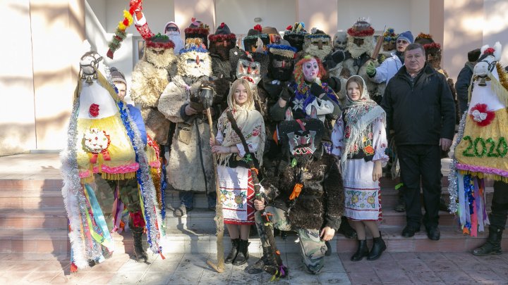 Primiţi urătorii?! În ajunul Sfântului Vasile moldovenii au pornit prin sate cu uratul (FOTO/VIDEO)