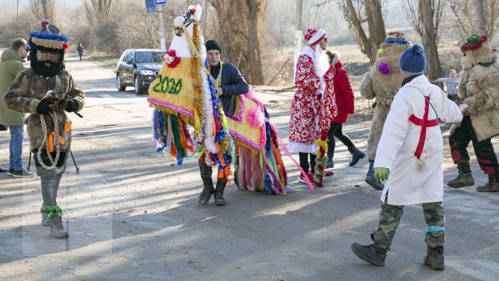 Primiţi urătorii?! În ajunul Sfântului Vasile moldovenii au pornit prin sate cu uratul (FOTO/VIDEO)