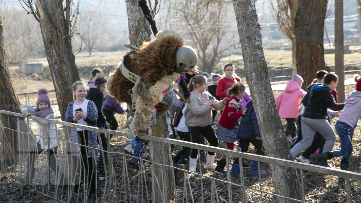 Primiţi urătorii?! În ajunul Sfântului Vasile moldovenii au pornit prin sate cu uratul (FOTO/VIDEO)