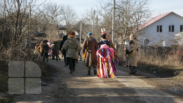 Primiţi urătorii?! În ajunul Sfântului Vasile moldovenii au pornit prin sate cu uratul (FOTO/VIDEO)