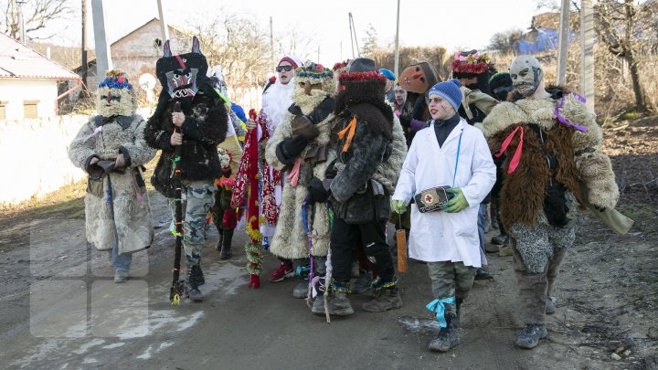 Primiţi urătorii?! În ajunul Sfântului Vasile moldovenii au pornit prin sate cu uratul (FOTO/VIDEO)