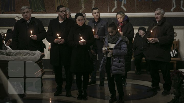 FLORI şi DURERE. Cei care l-au îndrăgit pe Ştefan Petrache au venit să-şi ia rămas-bun de la maestru, la Catedrala Sfânta Teodora de la Sihla (FOTO) 