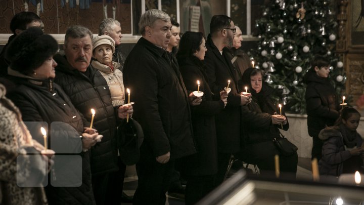 FLORI şi DURERE. Cei care l-au îndrăgit pe Ştefan Petrache au venit să-şi ia rămas-bun de la maestru, la Catedrala Sfânta Teodora de la Sihla (FOTO) 