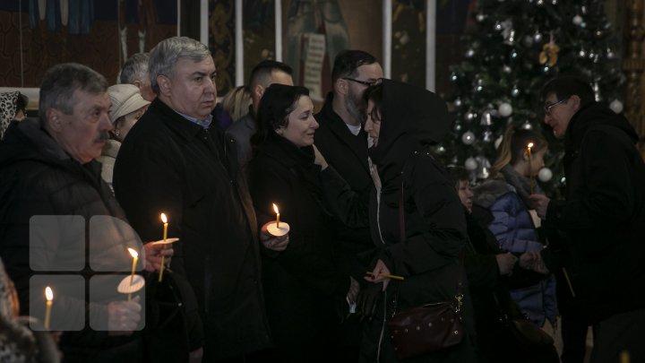 FLORI şi DURERE. Cei care l-au îndrăgit pe Ştefan Petrache au venit să-şi ia rămas-bun de la maestru, la Catedrala Sfânta Teodora de la Sihla (FOTO) 