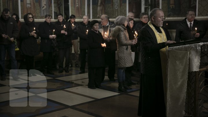 FLORI şi DURERE. Cei care l-au îndrăgit pe Ştefan Petrache au venit să-şi ia rămas-bun de la maestru, la Catedrala Sfânta Teodora de la Sihla (FOTO) 