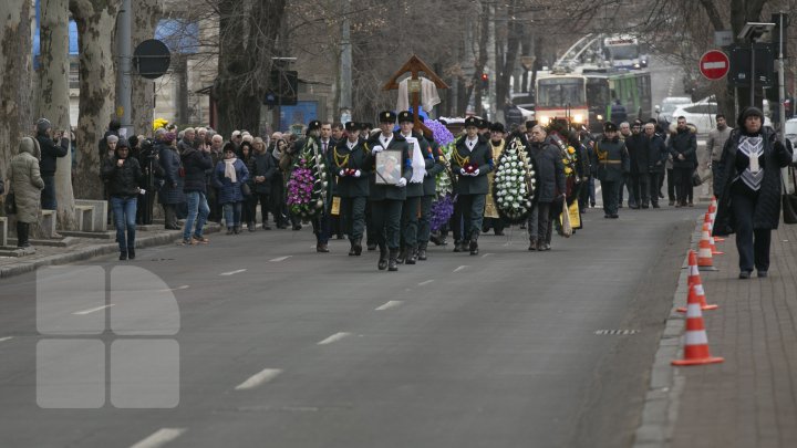 Prietenii și admiratorii au venit să-şi ia rămas bun de la regretatul artist Ştefan Petrache (FOTOREPORT)