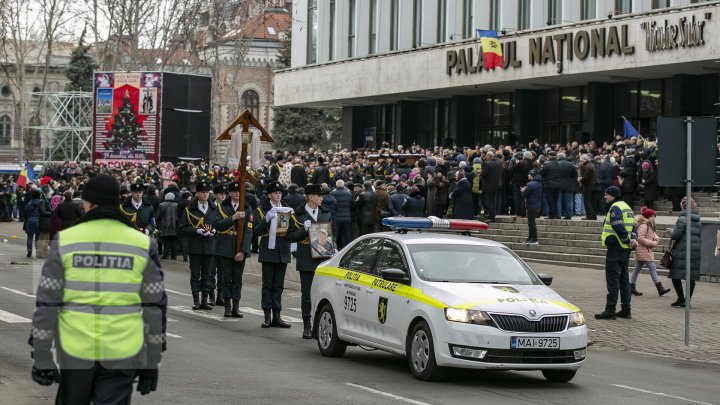 Prietenii și admiratorii au venit să-şi ia rămas bun de la regretatul artist Ştefan Petrache (FOTOREPORT)