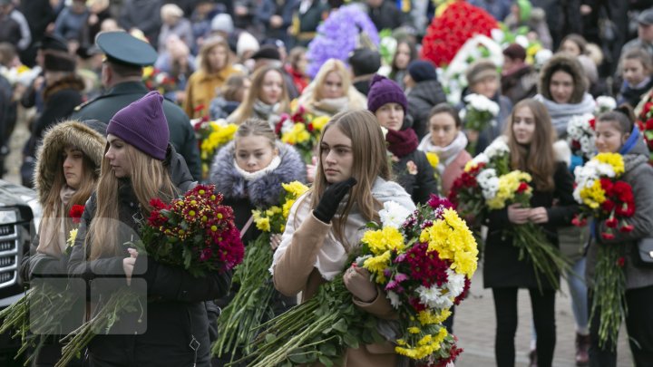 Prietenii și admiratorii au venit să-şi ia rămas bun de la regretatul artist Ştefan Petrache (FOTOREPORT)