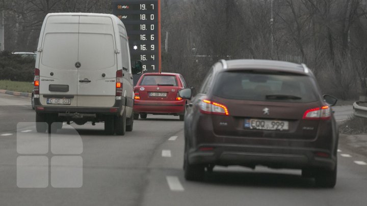 Săptămâna se încheie cu prețuri noi la carburanți. Cât vor costa, în weekend, benzina și motorina