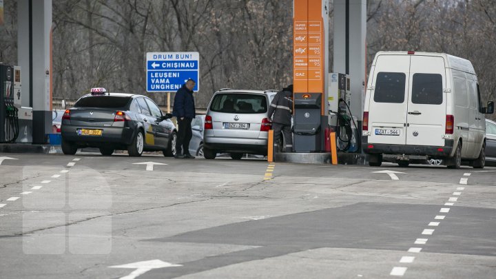 REACŢIA şoferilor după scumpirea carburanţilor: Of, mă doare inima când văd (FOTO)