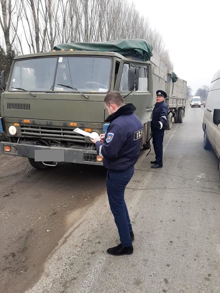 VERIFICĂRI în nordul ţării. Şoferi de microbuze de pe rute interurbane, dar şi de camioane, AMENDAŢI (FOTO)