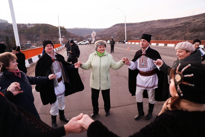 Podul peste Nistru, dintre Rezina și Râbnița, iluminat după o pauză de 27 de ani (FOTO)