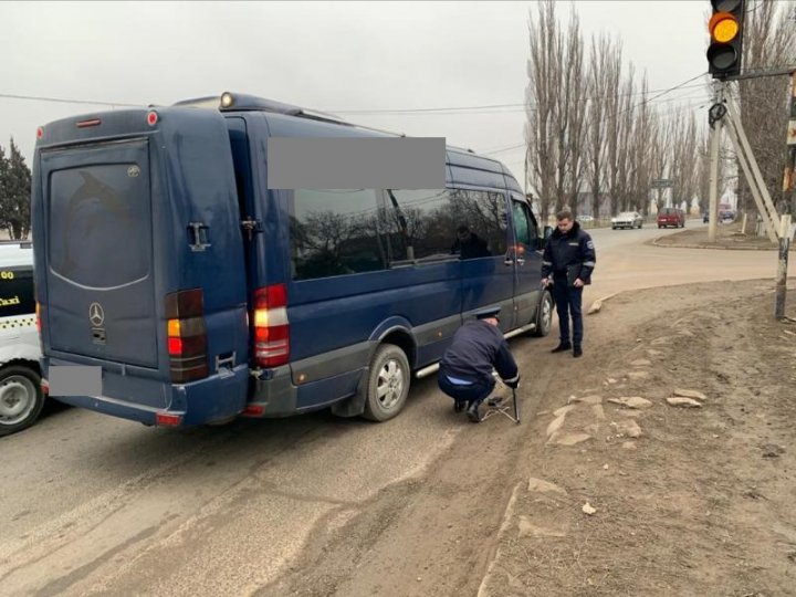 VERIFICĂRI în nordul ţării. Şoferi de microbuze de pe rute interurbane, dar şi de camioane, AMENDAŢI (FOTO)