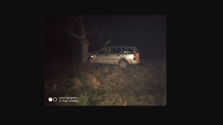 ACCIDENT GRAV la Ungheni. O maşină s-a izbit violent într-un copac. Ce spune un martor ocular (VIDEO/FOTO)