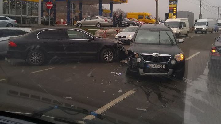 ACCIDENT pe strada Petricani din Capitală. Două maşini s-au lovit violent