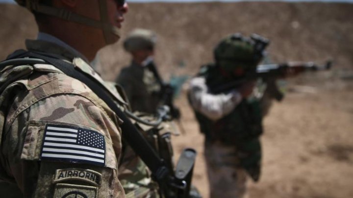 O bază militară care găzduieşte soldaţi americani în Irak a fost atacată cu rachete. Patru persoane, rănite