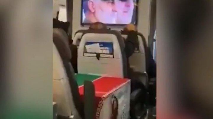 Rămăşiţele lui Soleimani, transportate în Iran într-o cutie de carton aşezată pe scaune într-un avion civil (VIDEO)