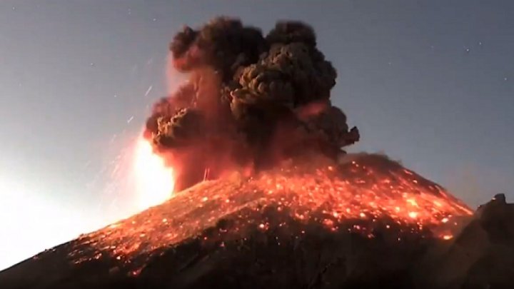 Momentul în care a erupt vulcanul Popocatépetl din Mexic, situat la doar câţiva zeci de kilometri de capitală (VIDEO)