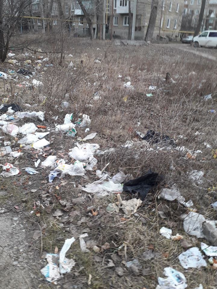 Privelişte dezolantă în preajma unei grădiniţe din Bălţi. Zona a fost transformată într-o gunoişte improvizată (FOTO)