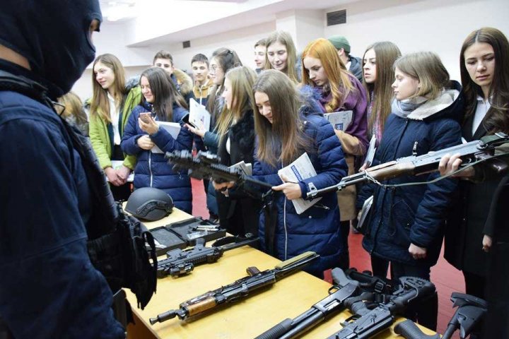 De la liceu, în izolatorul CNA. Ce au făcut 23 de liceeni din Costeşti la Centrul Naţional Anticorupţie (FOTO)