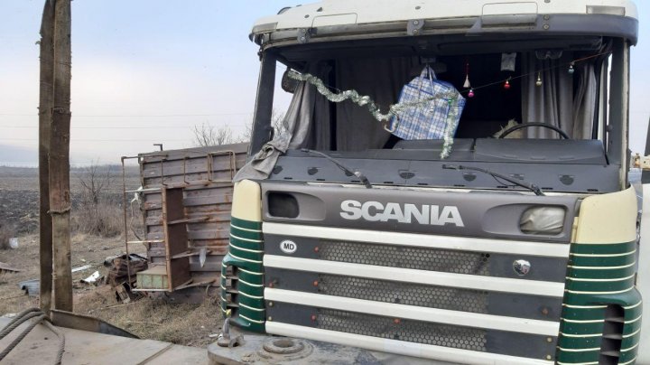 ACCIDENT CUMPLIT pe şoseaua Chişinău-Bălţi. Un TIR s-a răsturnat într-un șanț (VIDEO/FOTO) 