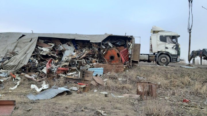 ACCIDENT CUMPLIT pe şoseaua Chişinău-Bălţi. Un TIR s-a răsturnat într-un șanț (VIDEO/FOTO) 