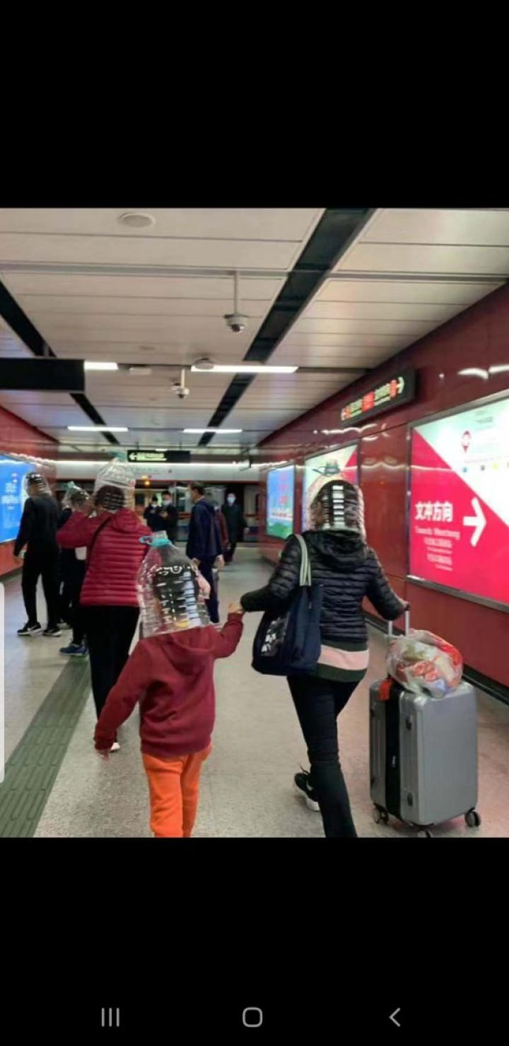 Măsură anti-coronavirus pe aeroport: Bidonul de apă pus pe cap (GALERIE FOTO)