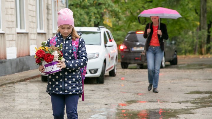 Instituţiile de învăţământ din ţară, în aşteptarea foştilor absolvenţi. IMAGINI CARE ÎŢI VOR RĂSCOLI AMINTIRI (FOTOREPORT)