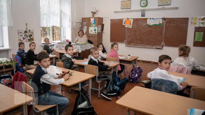 Instituţiile de învăţământ din ţară, în aşteptarea foştilor absolvenţi. IMAGINI CARE ÎŢI VOR RĂSCOLI AMINTIRI (FOTOREPORT)