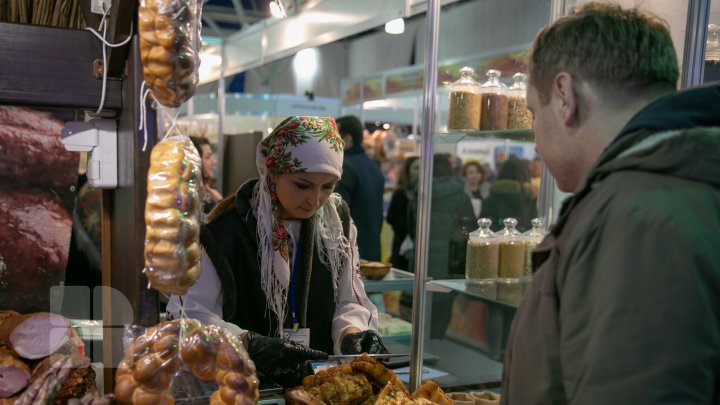 Produse autohtone şi certificate ecologic. FOTOREPORT de la expoziţia Fabricat în Moldova