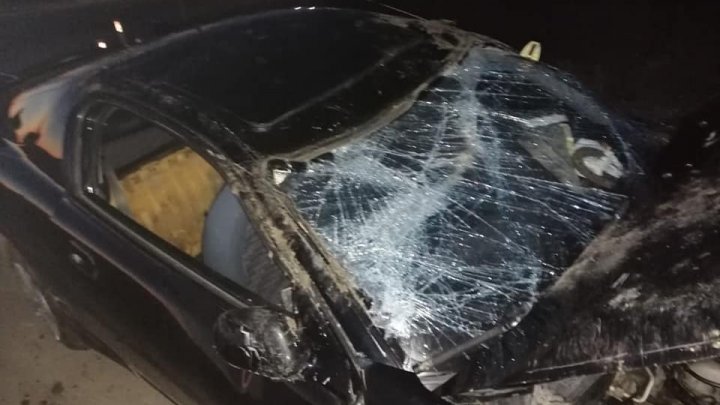 ACCIDENT GRAV în raionul Floreşti, provocat de un şofer teribilist. O maşină s-a răsturnat într-un şanţ (FOTO)