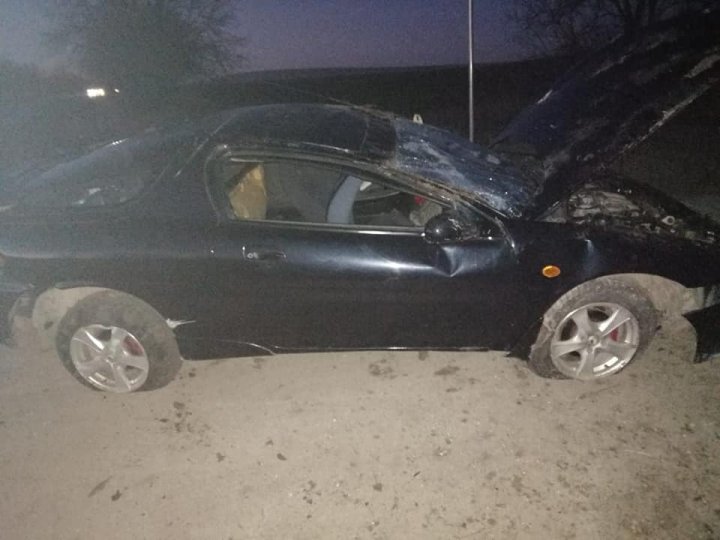 ACCIDENT GRAV în raionul Floreşti, provocat de un şofer teribilist. O maşină s-a răsturnat într-un şanţ (FOTO)