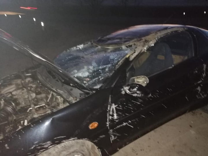 ACCIDENT GRAV în raionul Floreşti, provocat de un şofer teribilist. O maşină s-a răsturnat într-un şanţ (FOTO)