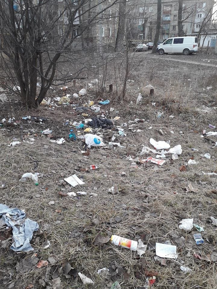 Privelişte dezolantă în preajma unei grădiniţe din Bălţi. Zona a fost transformată într-o gunoişte improvizată (FOTO)