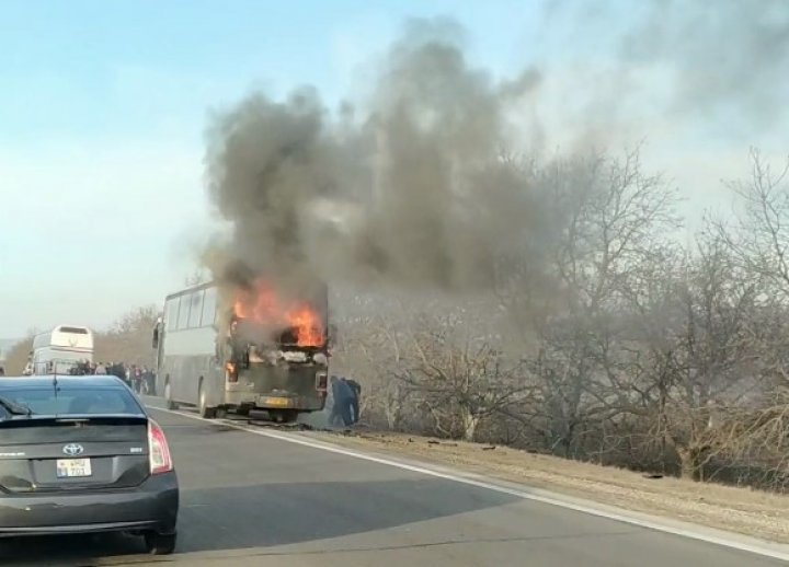 Un autocar s-a aprins din mers şi a ars ca o torţă (VIDEO)