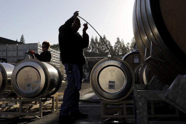 ȚI SE RUPE INIMA! Peste 360.000 de litri de vin s-au scurs într-un pârâu (GALERIE FOTO)