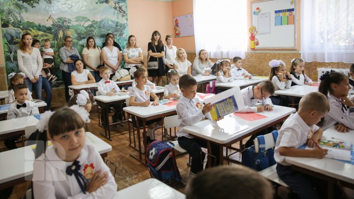 Instituţiile de învăţământ din ţară, în aşteptarea foştilor absolvenţi. IMAGINI CARE ÎŢI VOR RĂSCOLI AMINTIRI (FOTOREPORT)